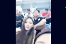 妹子出来看篮球赛，偶遇曾经的王者，这运气没谁了