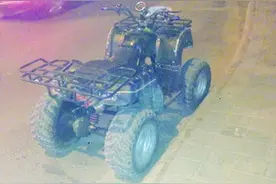 违法!沙滩越野摩托马路上疾驰图片