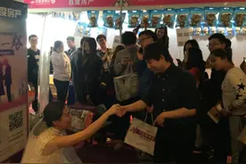 女子勇敢下跪求婚男友，结束7年恋爱马拉松图片