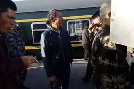 火车中途停靠的时候，下车买过东西吗？视频封面