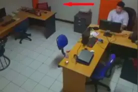 经理在办公室加班，感觉周围不对劲，监控拍下令人不解的一幕！视频封面