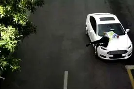 枣庄一民警被嫌犯拖行40米 裤子腰带被磨破图片