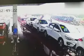 货车司机加完油开车就跑，监控突然记录下令人悲剧的画面！视频封面