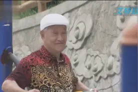 七旬老大爷恋上六旬老大妈，在公园主动和大妈搭讪，大妈一脸嫌弃视频封面