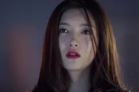 江疏影光脚站在桥上，孙红雷看的眼睛都直了！视频封面