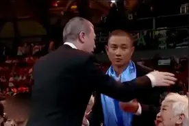 文章和冯小刚握手遭拒绝？事情的真相竟是这样视频封面