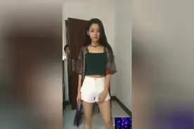 妈妈躲在门后偷偷看我跳舞以为我不知道，简直太可爱了视频封面
