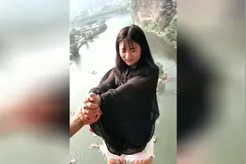 美女蹦极不能绑在腰上，容易闪腰