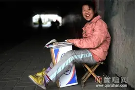 女孩桥洞借光写作业陪母摆摊 白天借阳光学习晚上借路灯写作图片