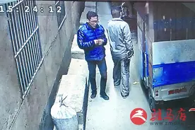 光天化日盗取电瓶 监控记录盗贼行窃过程图片