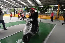 台湾摩托驾照考试曝光 网友：太难考不过图片