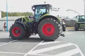 这到底是什么拖拉机？轮子多得数不清，以前从没见过！