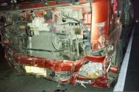 面包车连撞两车 险被卡车碾 沿江公路与村道交叉口事故易发图片