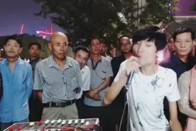 民间歌手王亮演唱吕方的《朋友别哭》，唱哭现场群众感动所有人视频封面