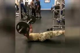 五位军人的日常训练动作，这身体素质得有多强悍！视频封面