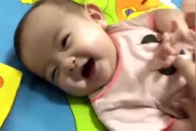 7个月婴儿突然被妈妈挠痒痒，下一秒宝宝反应，把人萌翻了