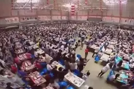 大学食堂万人齐唱《喜欢你》，全场轰动嗨翻！视频封面