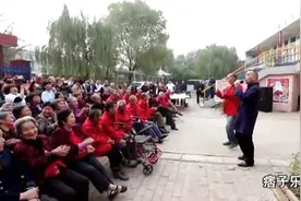 福利院慰问演出陕西明星十三狼《八大怪》与老人热舞图片