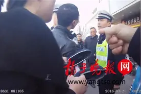 女子当街抡鞋“抽”交警 孩子劝“妈妈别动了”图片