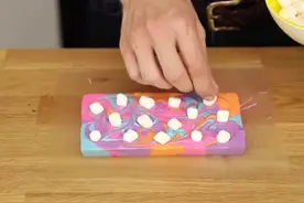 手把手教你如何制作彩色的巧克力，让ta体验不一样的幸福