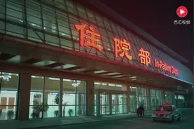 男子喝醉了酒在厕所呕吐不止，吐到了医院洗胃视频封面
