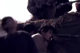 八路军游击队发明新型战术吊打小鬼子军舰，看着真爽真过瘾！视频封面