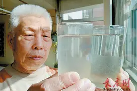 龙凤铁路小区自来水烧开后呈乳白色 市民无奈超市买水喝图片