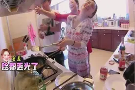 李小璐变身小媳妇下厨，老公献谄媚却忘开油烟机，婆婆看不下去了视频封面