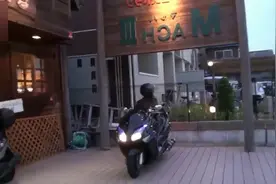 原来日本女生也喜欢骑雅马哈MAJESTY250，很帅气