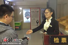 电影院里调低音量 提高文明图片