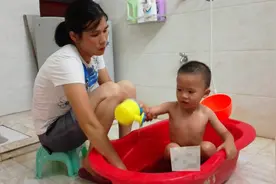 农村妈妈用木荳和鸡屎藤煲水给儿子洗澡，防治手足口病效果更好视频封面