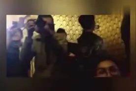 洪金宝大哥在KTV里唱《大哥》依然是那么帅 旁边围满了人