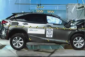 不要再问我全新雷克萨斯RX好不好，看完碰撞测试后你就知道了视频封面