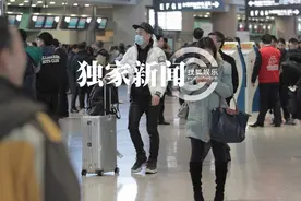 胡彦斌现身机场 一身潮装打扮低调图片