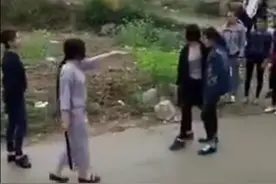 广西“女版古惑仔”械斗视频热传 20名少女手持钢管西瓜刀图片