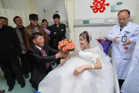 39岁女友患癌晚期 男友病房求婚图片