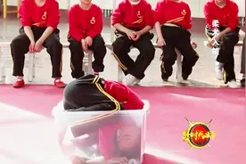 小女孩用柔术把自己装进小小的储物箱，她真是水做的吗视频封面