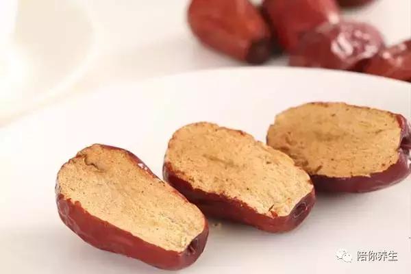 长期吃干红枣的人 竟然会变成这样子