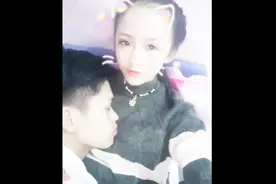 爸爸躺在妈妈身上睡觉，旁边的女儿瞬间大发脾气，可把妈妈笑死了视频封面