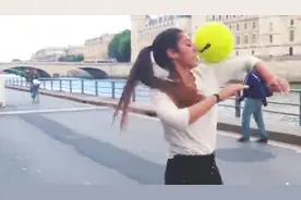 高跟鞋花式玩足球，技术好就是不一样和跳舞一样主要人还美视频封面