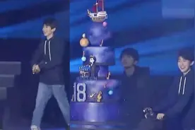 王俊凯生日会好兄弟惊喜现身 着急上台忘记推蛋糕任务逗乐全场视频封面