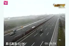 大妈骑自行车冲上高速 摇晃逆行无人敢碰图片