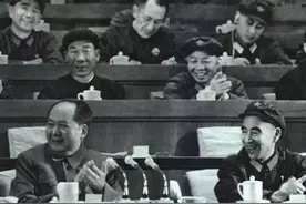 中共九大主席台座位的玄机：由周恩来苦心安排图片