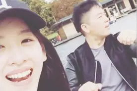 章泽天晒合影再秀恩爱，刘强东头发越来越少了视频封面