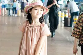 李亚鹏女儿李嫣的几句话，看出王菲在她心目中的地位视频封面