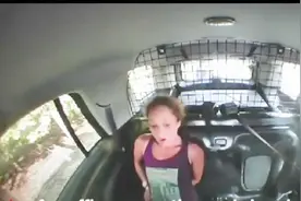 美国奇葩女小偷，被逮捕后不但轻易打开手铐，顺便还偷走了警车视频封面