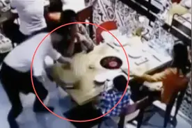 服务员手一滑，一盆滚烫的火锅汤瞬间泼向小男孩！视频看得人揪心视频封面