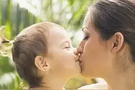 “别再和宝宝亲嘴了，易得咽颊炎！”图片