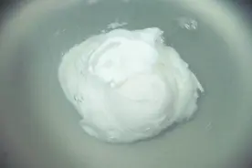 把鸡蛋直接扔进水里，轻轻旋转，居然鸡蛋变成这个玩意儿了！