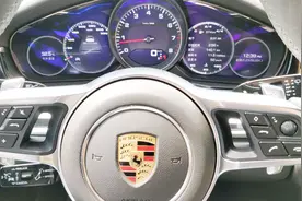 保时捷Panamera中控只有3个按键，我给你钥匙你都不知道怎么点火视频封面